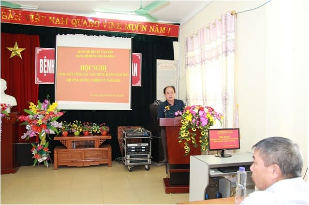 Đồng chí Phạm Nhật Tuấn giám đốc bệnh viện - Bí thư đảng bộ phát biểu ý kiến khai mạc đại hội